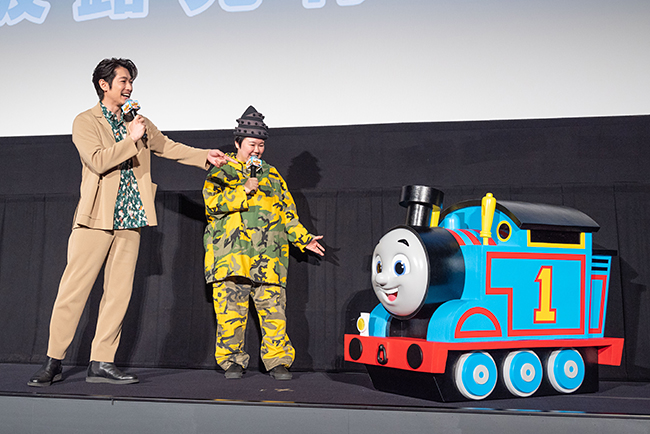 ディーン・フジオカさんとやす子さん登壇の『映画 きかんしゃトーマス 大冒険！ルックアウトマウンテンとひみつのトンネル』完成披露上映会レポートの写真