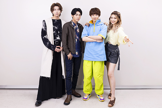 夏休み映画『仮面ライダーガヴ お菓子の家の侵略者』のキャスト、知念英和さん、日野友輔さん、宮部のぞみさん、庄司浩平さんにインタビューの写真