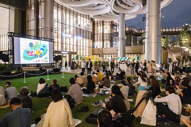 麻布台ヒルズの屋外映画イベント「OUTDOOR CINEMA（アウトドア シネマ）」の画像