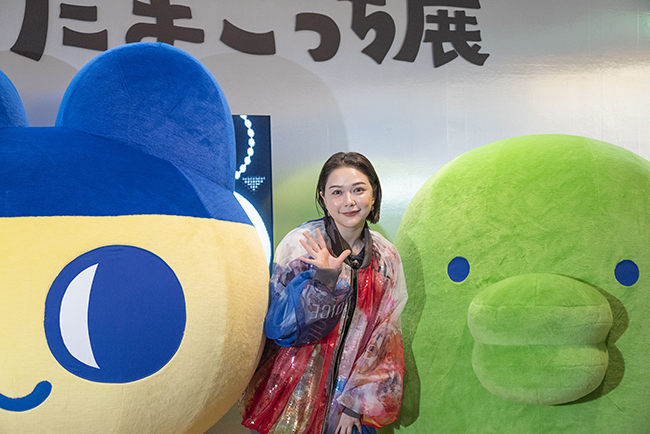 「大たまごっち展」レポート:オープニングセレモニーの村重杏奈さんの写真