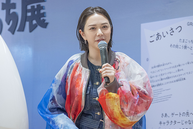 「大たまごっち展」レポート:オープニングセレモニーの村重杏奈さんの写真