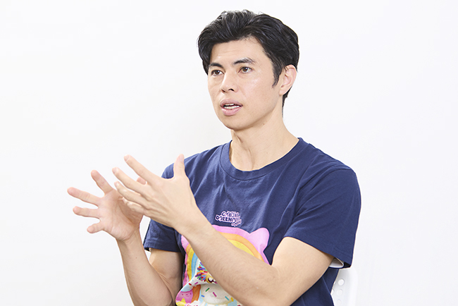 映画『ギャビーのドールハウス ザ・ムービー』小島よしおさんインタビューの写真