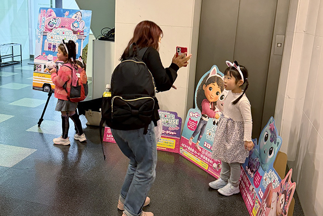 映画『ギャビーのドールハウス ザ・ムービー』キッズイベント独占 親子試写会のフォトスポットで撮影している様子