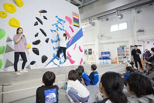 2026年3月8日（日）に開催された「アーバン ウーマン 2026」のスポーツクライミング体験会で子どもたちにクライミングを教える野口啓代さんと伊藤ふたばさん