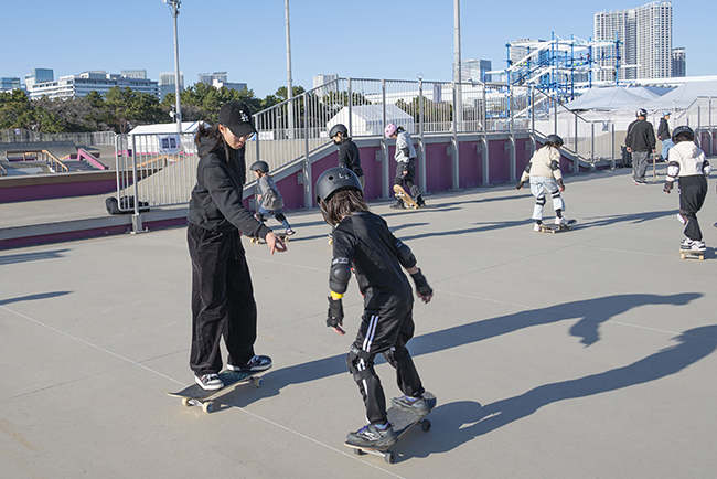 2026年3月8日（日）に開催された「アーバン ウーマン 2026」のスケートボード体験会の様子
