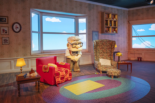 ピクサーの世界展（豊洲会場）の映画『カールじいさんの空飛ぶ家』の部屋にいるカールじいさん