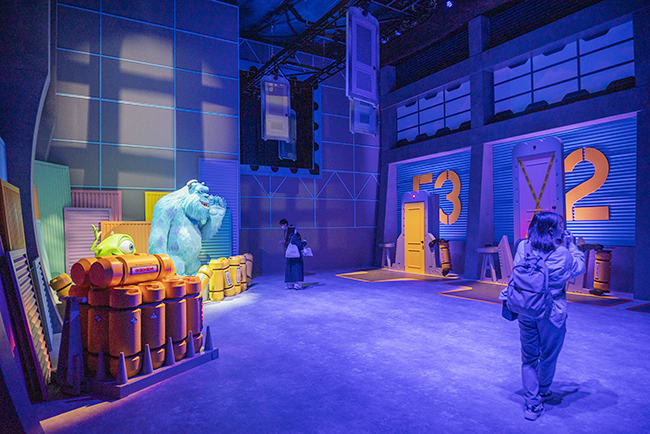 ピクサーの世界展（豊洲会場）の映画『モンスターズ・インク』の部屋の全景