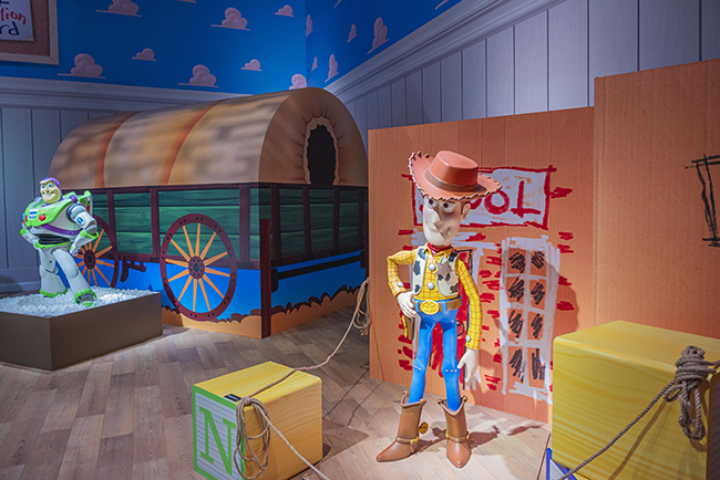 ピクサーの世界展（豊洲会場）の映画『トイ・ストーリー』の部屋のウッディとバズ