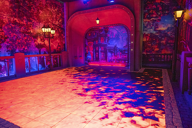 ピクサーの世界展（豊洲会場）の映画『リメンバー・ミー』の部屋のマリーゴールドの橋を再現したプロジェクションマッピング