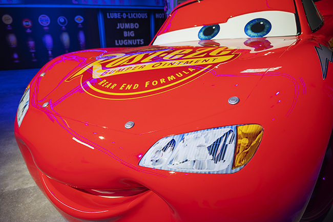 ピクサーの世界展（豊洲会場）の映画『カーズ』の部屋のライトニング・マックイーンのヘッドライト