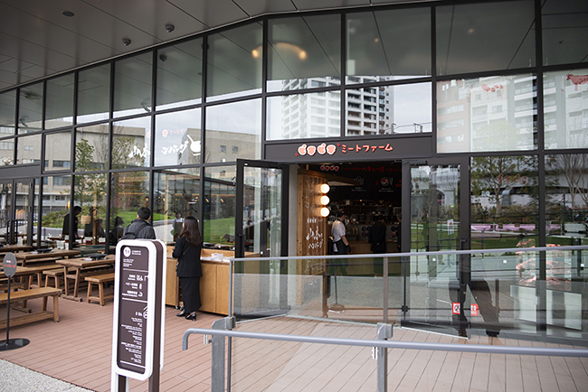 「大井町トラックス」の広場「トラックスパーク」にある「ピチピチミートファーム」