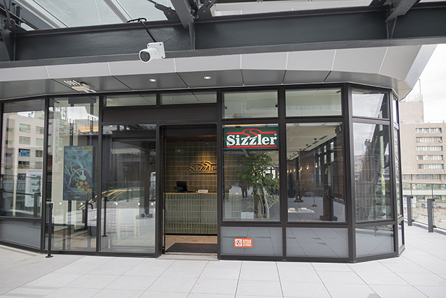 「大井町トラックス」の広場「トラックスパーク」にあるサラダバー&グリルレストランの「Sizzler(シズラー)」