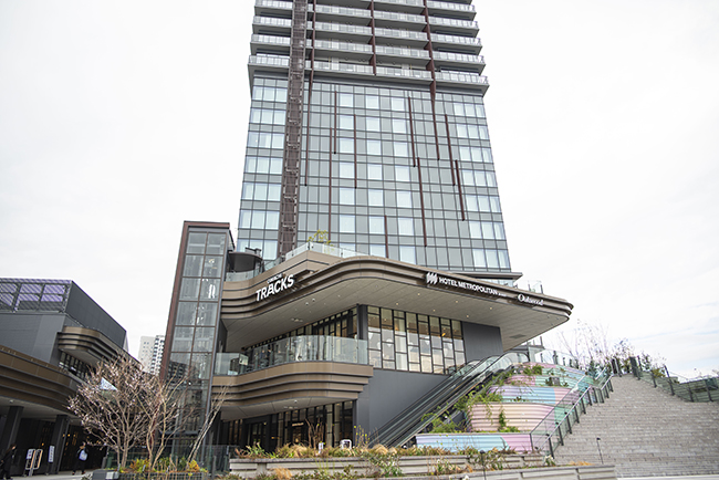 大井町トラックスの開業に合わせて開通する大井町駅「トラックス⼝」の駅前広場から見る大井町トラックス