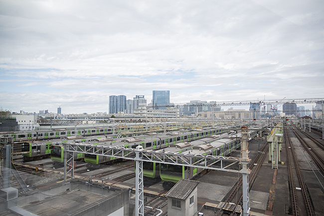 大井町駅「トラックス⼝」の駅前広場「ステーションプラザ」から見る東京総合車両センター