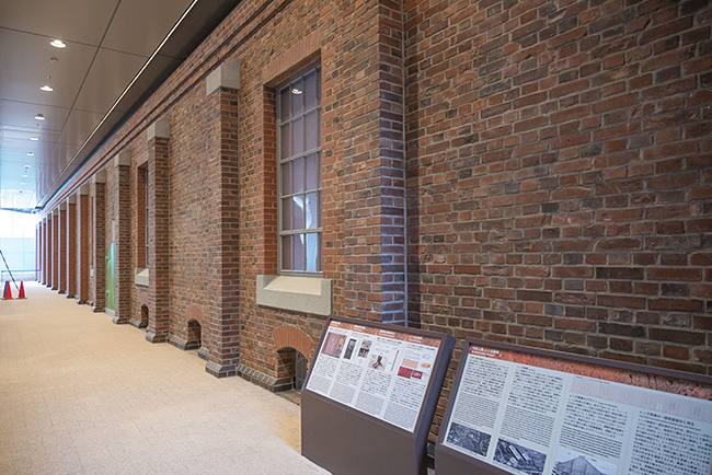 「大井町トラックス」ビジネスタワー1階に移設・保存された大正4年建設のレンガ車庫の壁面の一部