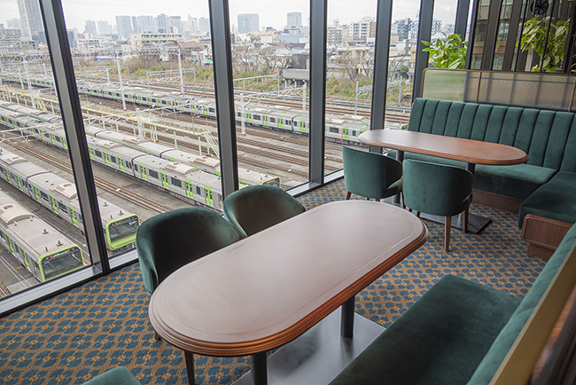 「ホテルメトロポリタン 大井町トラックス」の「ザ テーラーヤード メインダイニング」から見える東京総合車両センター