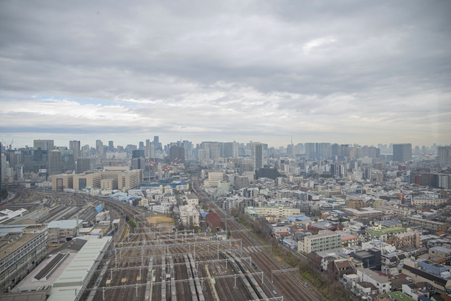 「ホテルメトロポリタン 大井町トラックス」26階にある「ザ トラベラーズハウス ルーフトップバー」からの眺望