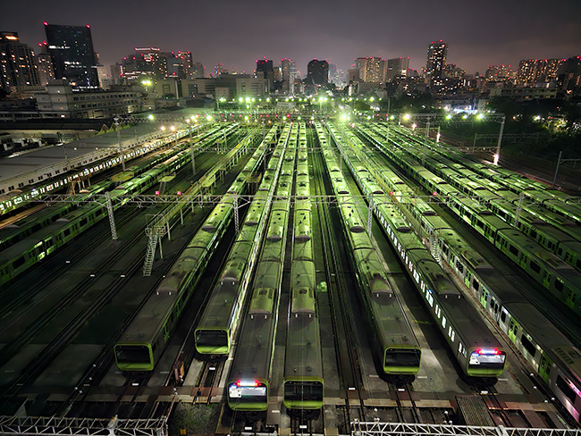 2026年3⽉28⽇(⼟)まちびらきを迎える「大井町トラックス」から見えるJR東日本の東京総合車両センターの夜景