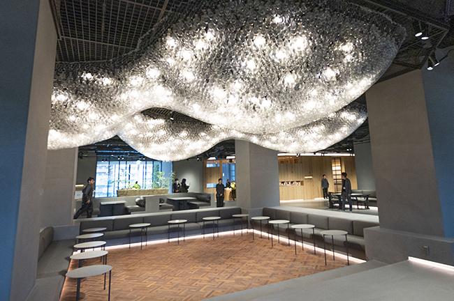 「ミムレ」の2階フロア中央部分にある特殊照明「美行の園」