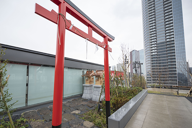 「モン タカナワ:ザ ミュージアム オブ ナラティブズ」屋上のお社