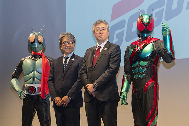 仮面ライダー生誕55周年発表会に登壇した東映株式会社 代表取締役社長 吉村文雄氏と株式会社石森プロ 代表取締役社長COO 園田大策氏、仮面ライダー1号と仮面ライダーゼッツも！