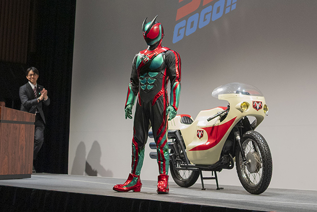 仮面ライダー生誕55周年発表会に登場した仮面ライダーゼッツ