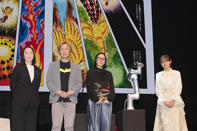 「モン タカナワ」の没入型マンガ体験『マンガローグ:火の鳥』の発表会に登壇した内田まほろ氏、朴正義氏、鈴木思案氏、マンガーローガーを務める元乃木坂46の新内眞衣さん