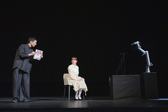 マンガーローガーを務める新内眞衣さんによる『マンガローグ:火の鳥』の実演