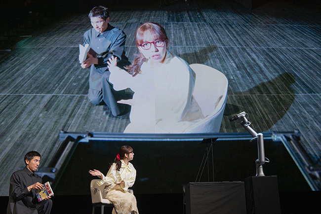 マンガーローガーを務める新内眞衣さんによる『マンガローグ:火の鳥』の実演