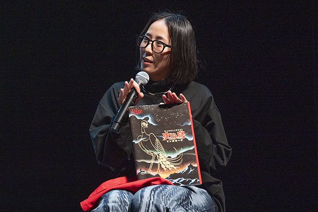 『マンガローグ:火の鳥』のトークショーに登壇した鈴木思案氏