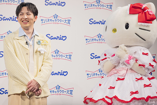 「2026年サンリオキャラクター大賞」開幕イベントで「M!LK」の吉田仁人さんとハローキティ