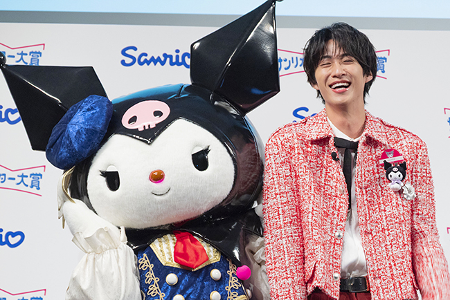 「2026年サンリオキャラクター大賞」開幕イベントで「M!LK」の曽野舜太さんとクロミ