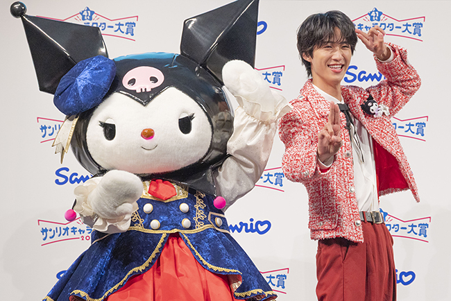 「2026年サンリオキャラクター大賞」開幕イベントで「M!LK」の曽野舜太さんとクロミが一緒に「滅！」のポーズ！