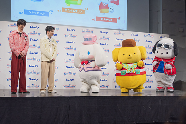 「2026年サンリオキャラクター大賞」開幕イベントに登壇した「M!LK」の曽野舜太さんと吉田仁人さん、サンリオキャラクターのポムポムプリン、シナモロール、ポチャッコ