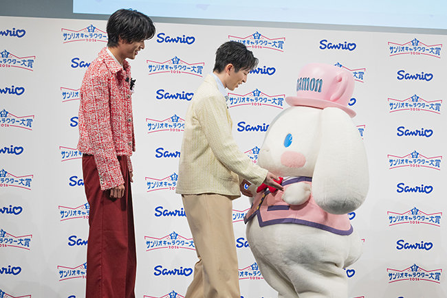 「2026年サンリオキャラクター大賞」開幕イベントで「M!LK」の吉田仁人さんとシナモロール