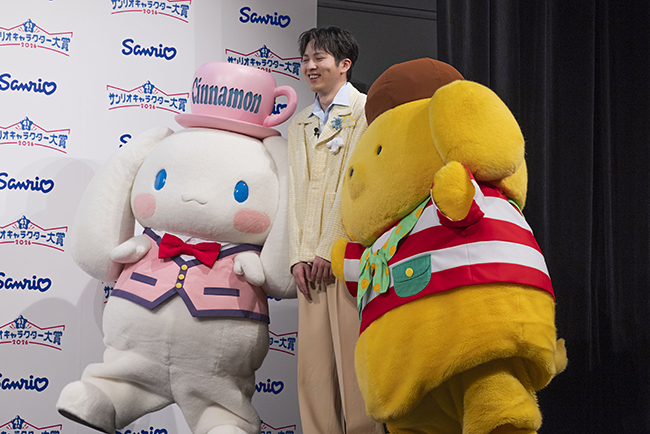 「2026年サンリオキャラクター大賞」開幕イベントで新生活を迎える人たちに決め台詞ならぬ “決めエール” を届ける企画に挑戦するM!LKの曽野舜太さんとポチャッコを見ているM!LKの吉田仁人さん
