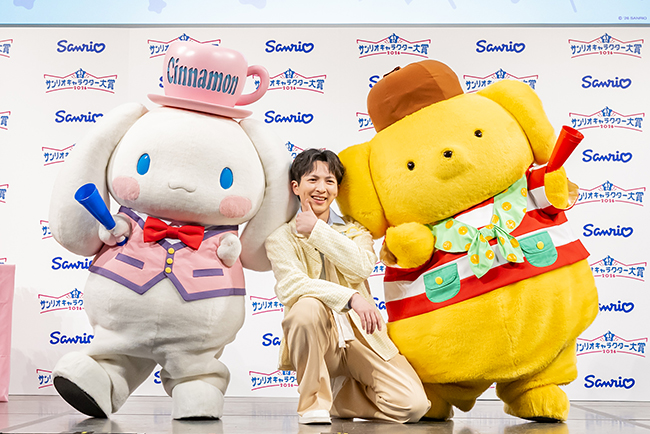 「2026年サンリオキャラクター大賞」開幕イベントで新生活を迎える人たちに決め台詞ならぬ “決めエール” を届ける企画に挑戦するM!LKの吉田仁人さんとシナモロール、ポムポムプリン