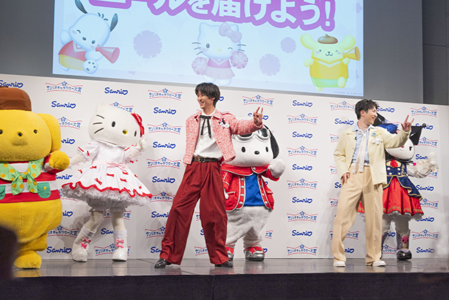 「2026年サンリオキャラクター大賞」開幕イベントでM!LKの曽野舜太さん、吉田仁人と一緒に「爆裂愛してる」のダンスを踊るハローキティとクロミ、シナモロール、ポムポムプリン、ポチャッコ