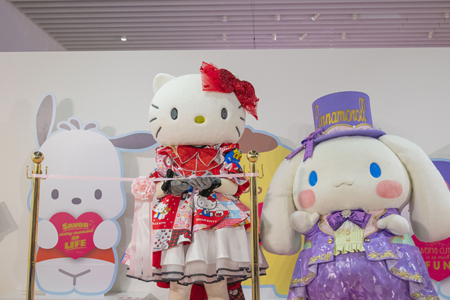 「サンリオ展 FINAL ver. ニッポンのカワイイ文化60年史」のオープニングイベントでハローキティとシナモロールがテープカット