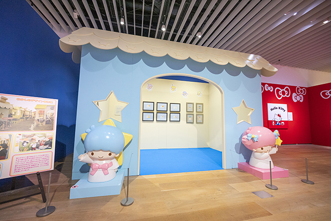 「サンリオ展 FINAL ver. ニッポンのカワイイ文化60年史」の展示物(キキ&ララ)