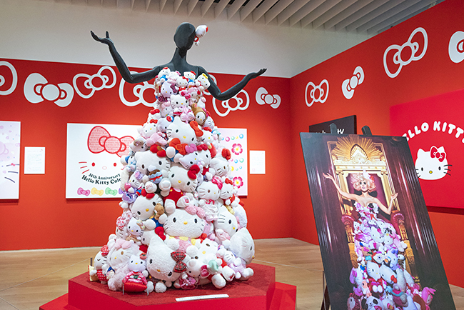 「サンリオ展 FINAL ver. ニッポンのカワイイ文化60年史」の展示物(レディー・ガガが着用した「キティドレス」)