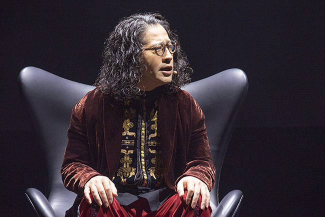 モン タカナワで開催の『マンガローグ：火の鳥』ゲネプロにマンガローガーとして登場した又吉直樹さん、鉄腕アームとの掛け合いの様子