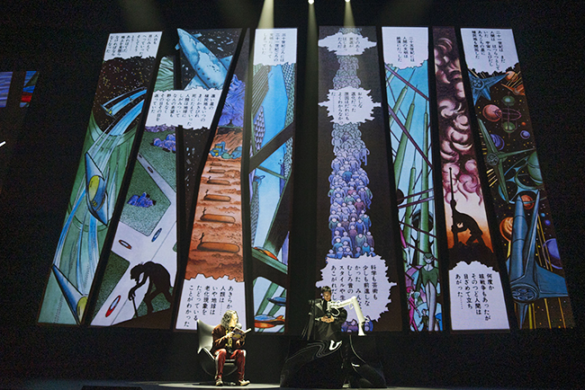 モン タカナワで開催の『マンガローグ：火の鳥』ゲネプロにマンガローガーとして登場した又吉直樹さんが物語のト書きを読みはじめる