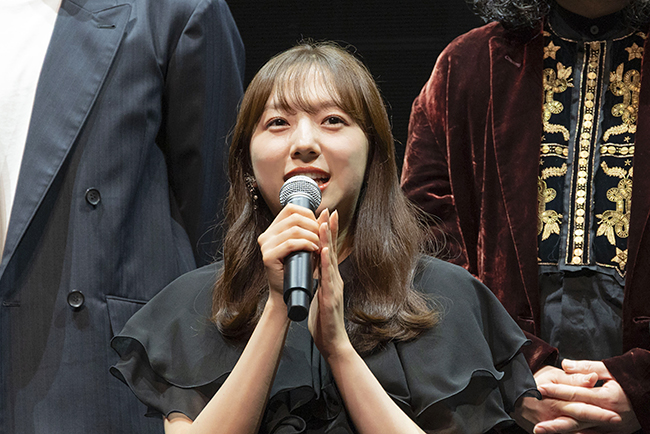 モン タカナワで開催の『マンガローグ：火の鳥』ゲネプロに登壇した、マンガローガーを務める新内眞衣さん