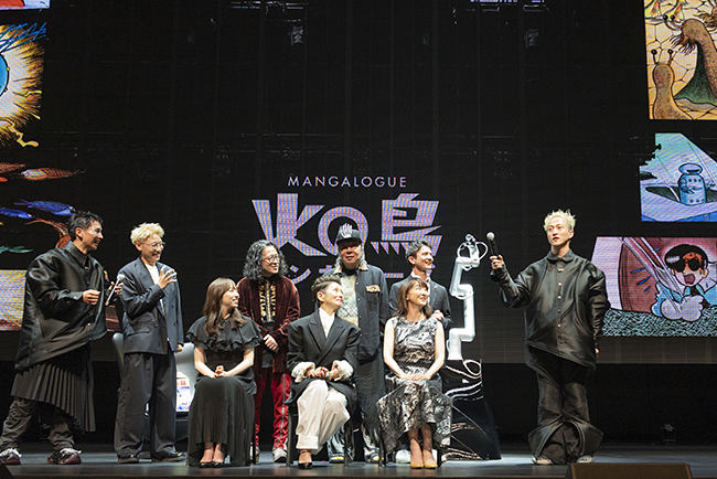 モン タカナワで開催の『マンガローグ：火の鳥』ゲネプロに登壇した、ページめくり係の笹本さん