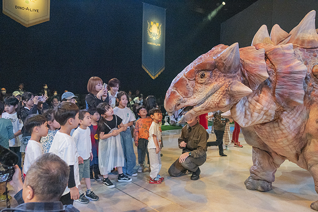 「ディノサファリ 2026（DINO SAFARI 2026）」公開ゲネプロに登場したアンキロサウルスを子どもたちが間近で観察
