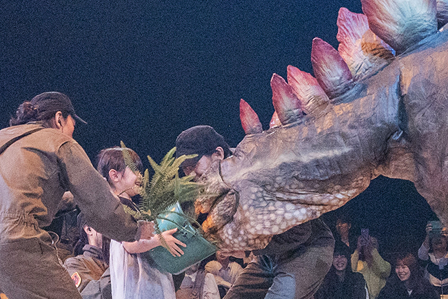 「ディノサファリ 2026（DINO SAFARI 2026）」公開ゲネプロに登場したステゴサウルスに子どもが餌やり