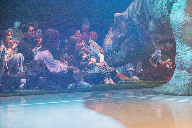 「ディノサファリ 2026（DINO SAFARI 2026）」公開ゲネプロに登場したティラノサウルスが子どもに襲いかかる！？