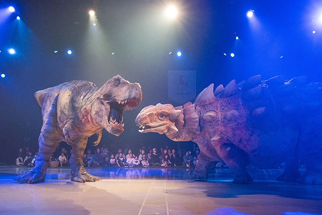 「ディノサファリ 2026（DINO SAFARI 2026）」公開ゲネプロに登場したティラノサウルスとアンキロサウルスの戦い