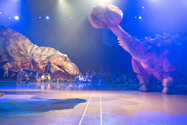 「ディノサファリ 2026（DINO SAFARI 2026）」公開ゲネプロに登場したティラノサウルスとアンキロサウルスの戦い